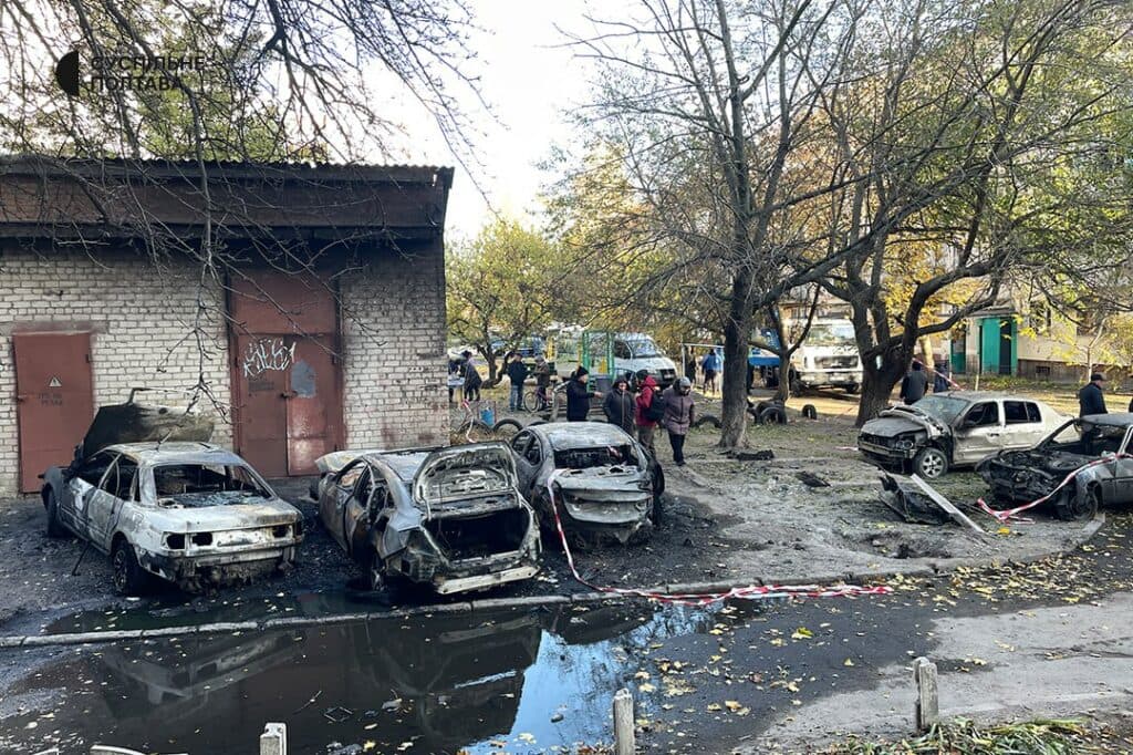 Після балістичного удару по цивільним у Кременчуці медики рятують людину, а комунальники оцінюють збитки