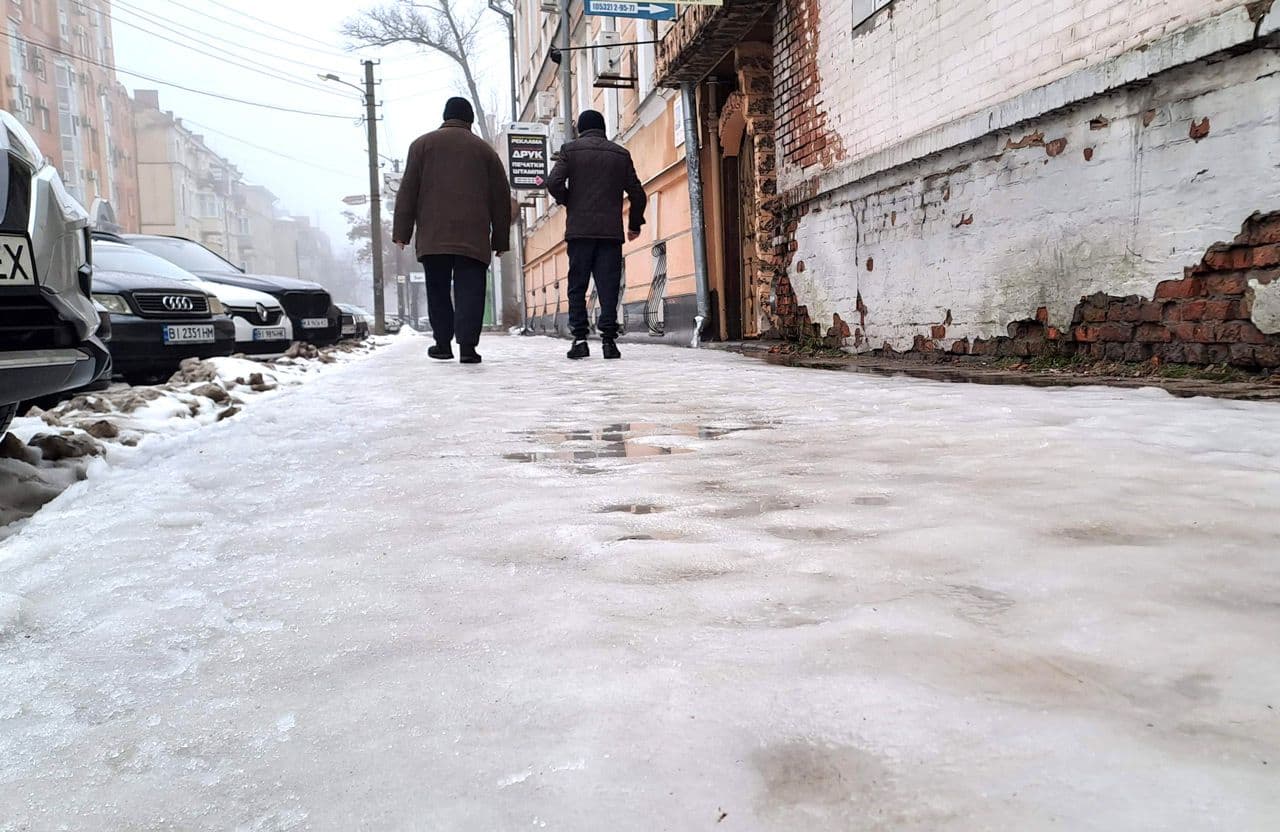 Ожеледиця на тротуарі у Полтаві