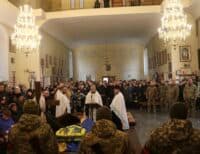 У Полтаві на колінах зустріли упізнаного за ДНК воїна (ФОТО)