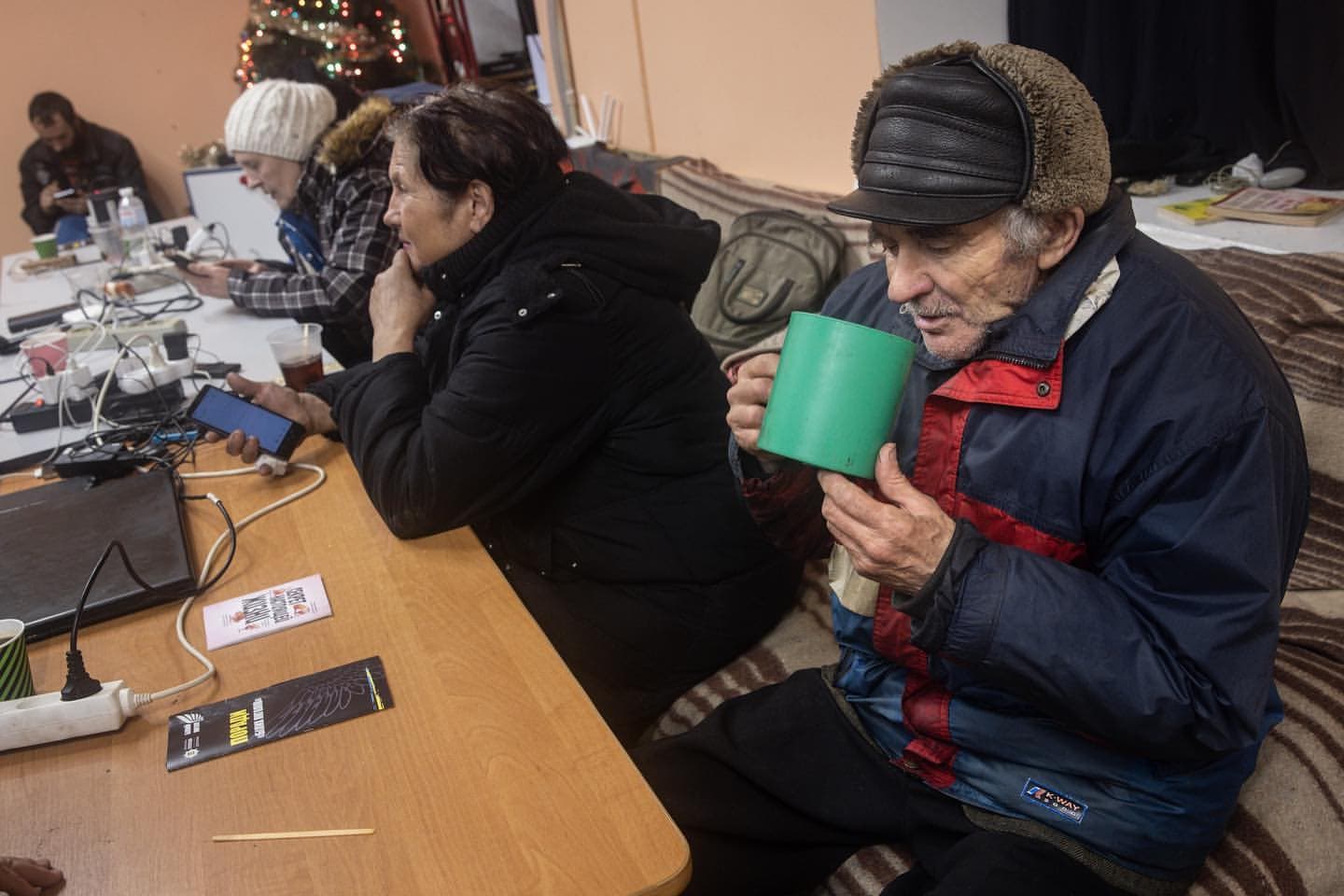 Ілюстративне фото. Мешканець п’є каву в пункті допомоги волонтерам у Бахмуті