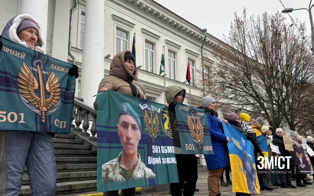 Підтримка полонених: фоторепортаж з акції у Полтаві