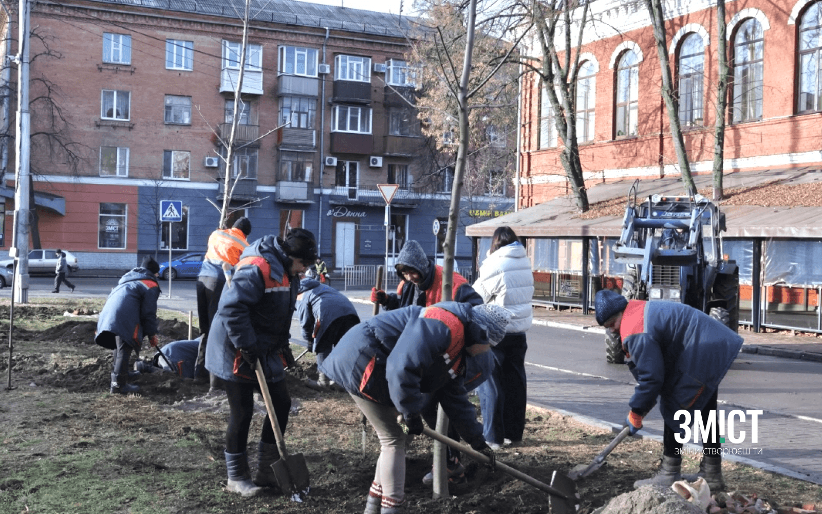 Висадження дерев біля театру