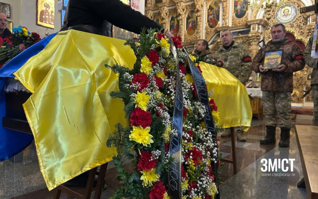 Останні квіти для героя під час прощання
