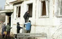 Вцілілі частини будинку, куди влучила ракета: перші світлини після трагедії в Полтаві (ФОТО)