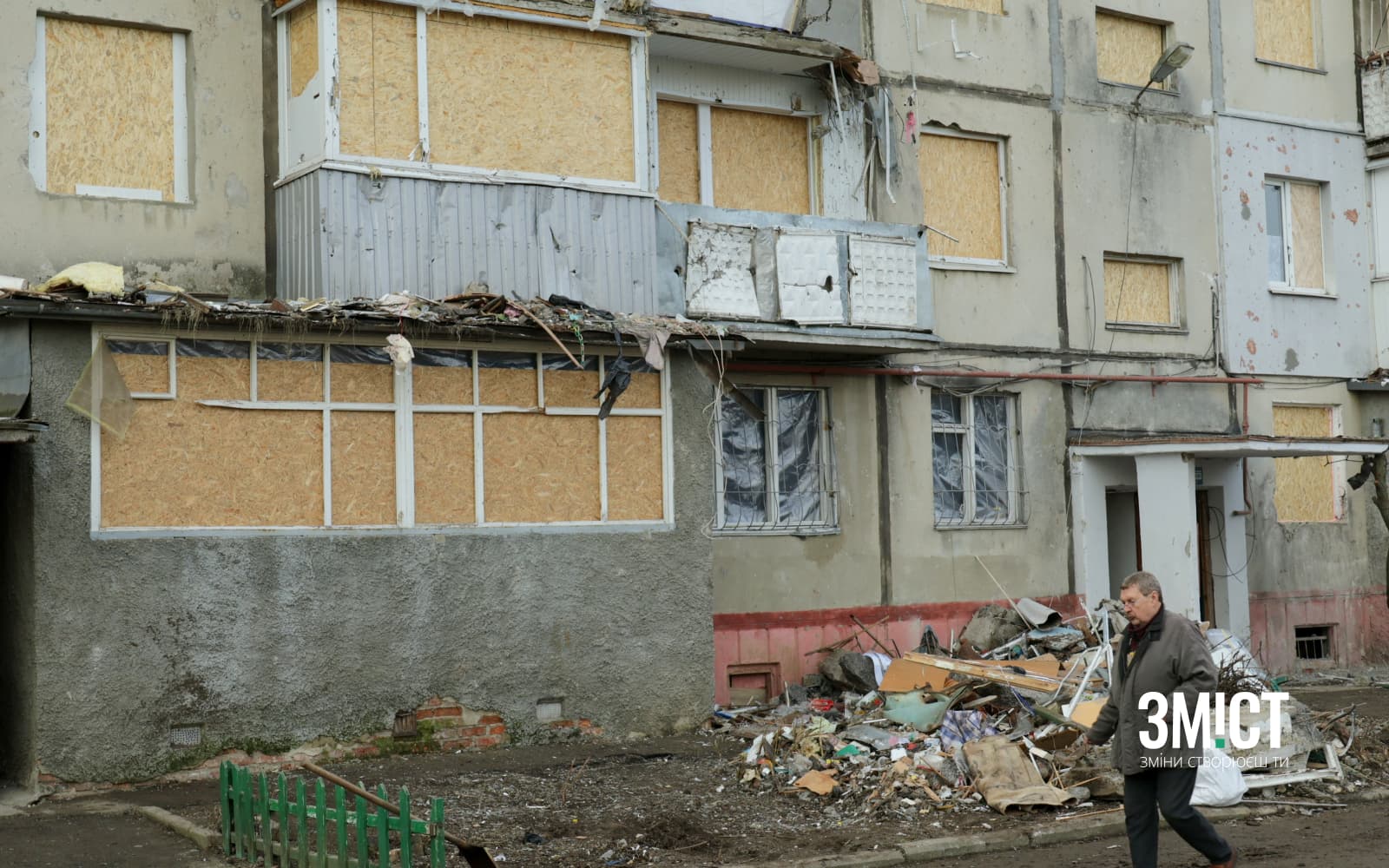 Ілюстративне фото Пошкоджений обстрілом підʼзд