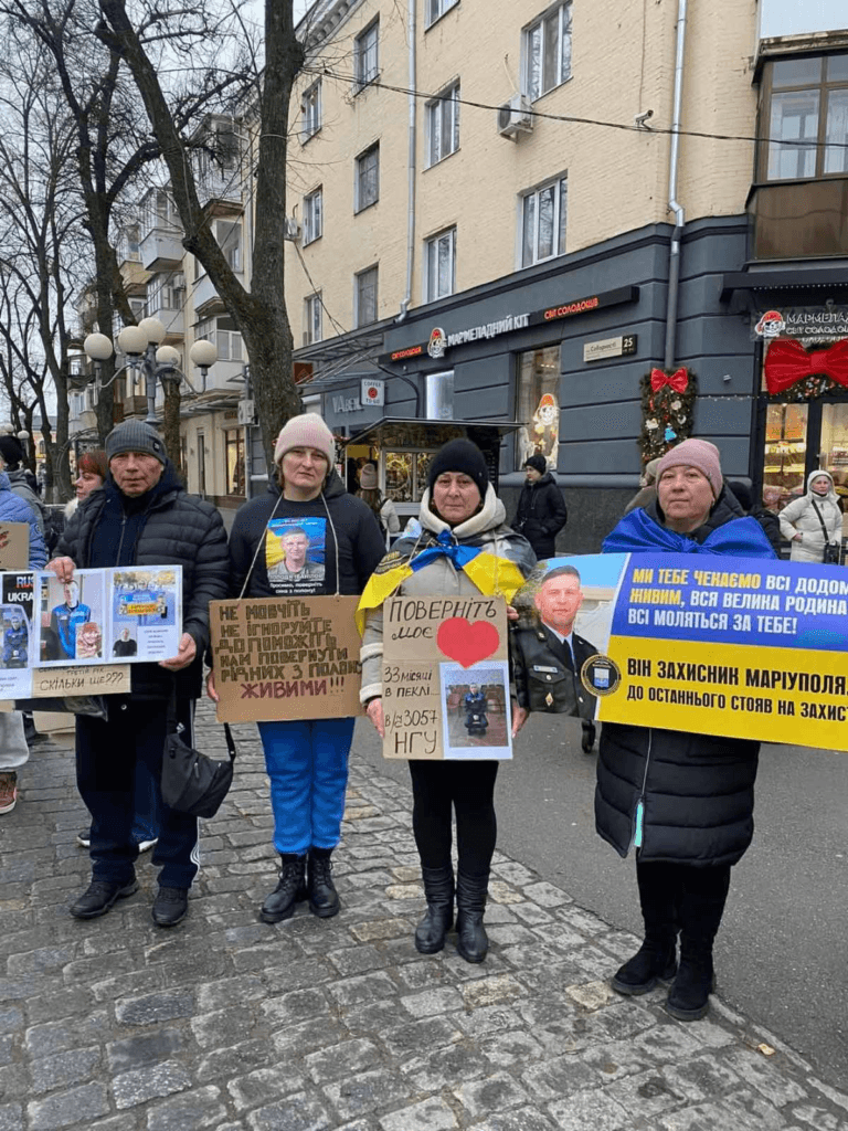 Оксана Іванілова нагадує про полон сина. 