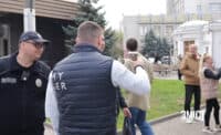 Начальник інспекції пʼє каву, підрядники розбирають МАФи. Як у центрі Полтави зносять кіоски (ФОТО)