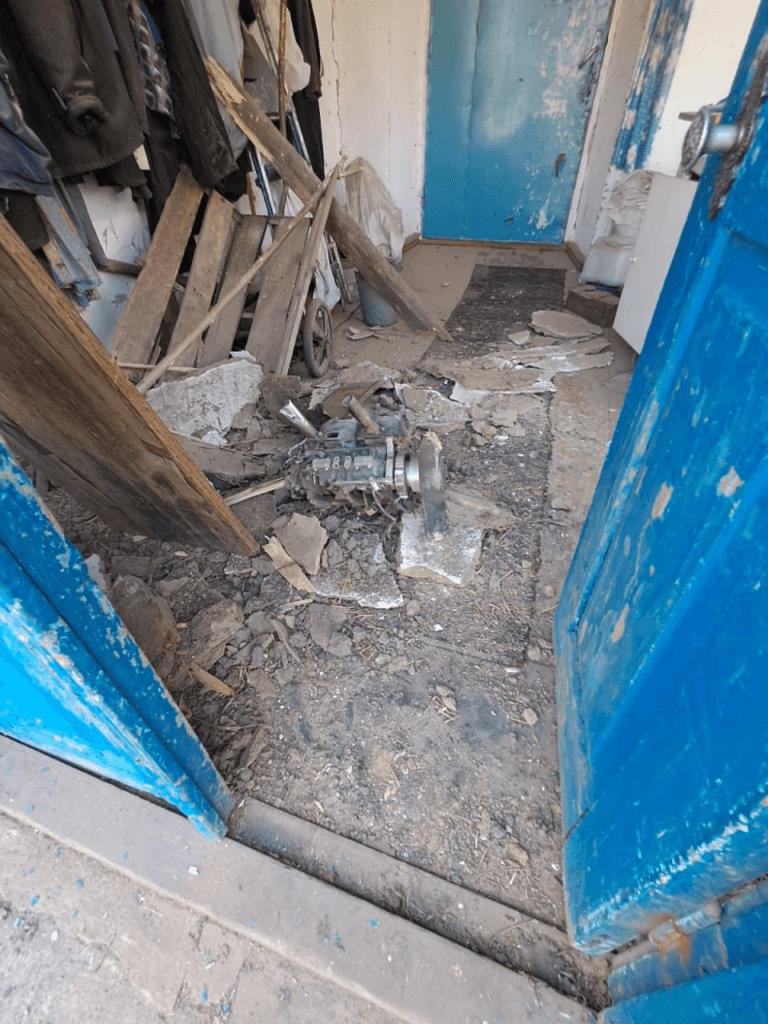 Уламки дрона пошкодили будинок на Полтавщині. 08:39. Повітряна тривога на Полтавщині. Існує загроза дронового обстрілу для Полтавщини, повідомили Повітряні Сили ЗСУ.