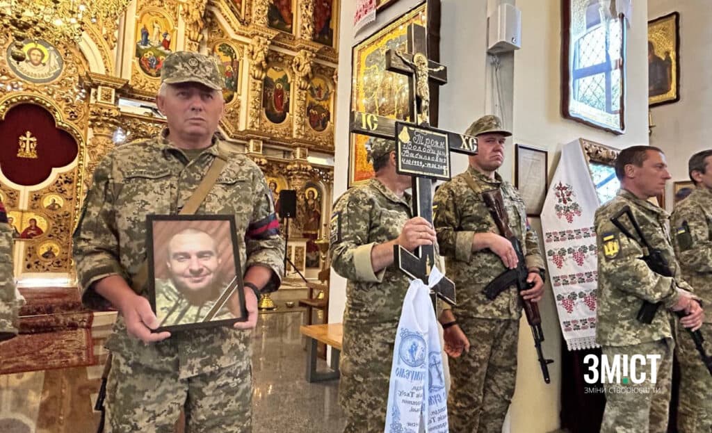 27 червня Полтава прощалася з бійцями. Прощання з героями відбулося у Свято-Успенському соборі. Священник виголосив промову про подяку полеглим воїнам, де сказав, що вони більше не знатимуть смутку, бо Полтава прощається з ними навіки. Наші герої у місці, де немає боїв.