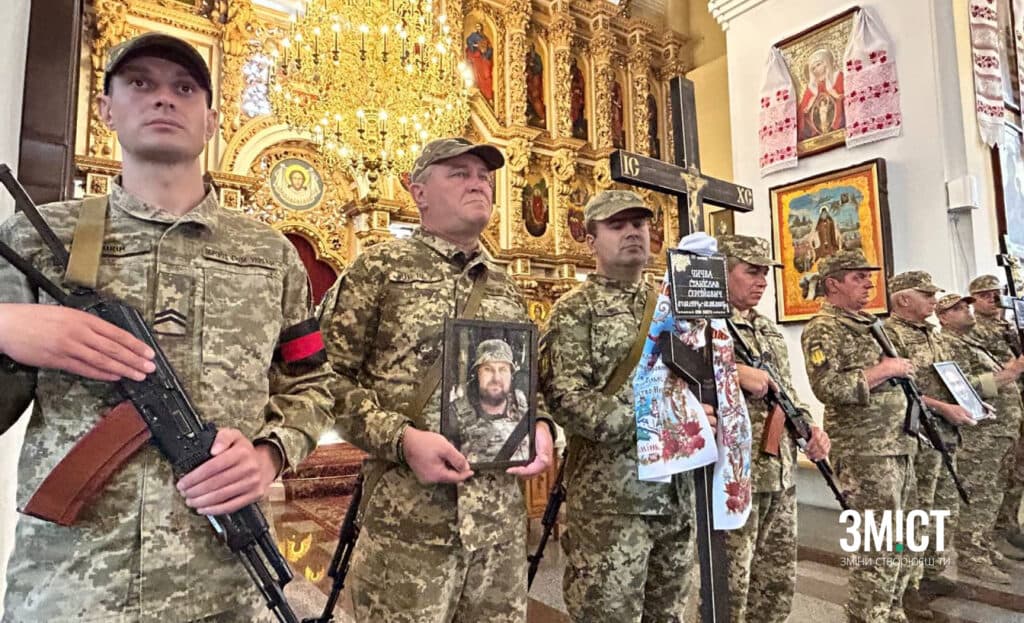 27 червня Полтава прощалася з бійцями. Прощання з героями відбулося у Свято-Успенському соборі. Священник виголосив промову про подяку полеглим воїнам, де сказав, що вони більше не знатимуть смутку, бо Полтава прощається з ними навіки. Наші герої у місці, де немає боїв.