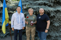 Медикині з Полтавщини передали її нагороду за врятоване життя