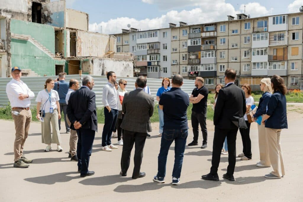 Делегація Агентства ООН приїхала на місце ракетного удару по Полтаві (ФОТО)
