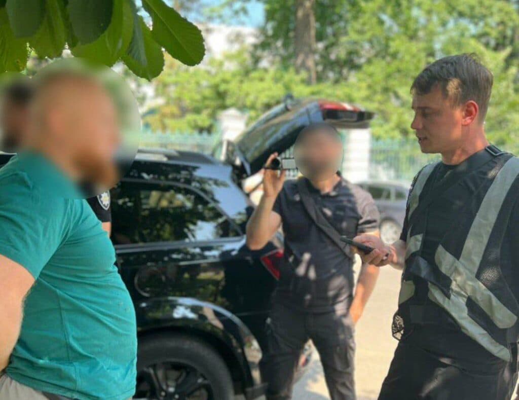 Затримання можливого організатора схеми і обшуки