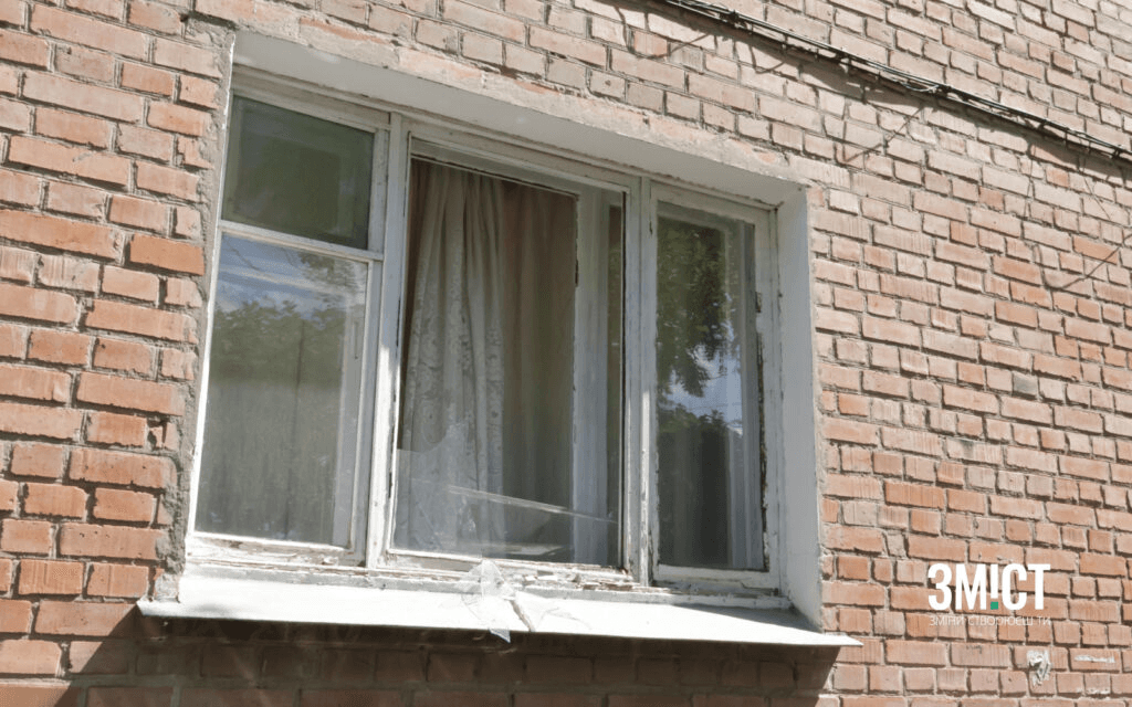 Медики допомагають пораненим