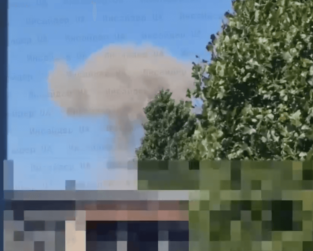 Дим на місці обстрілу Кременчука ТЦК