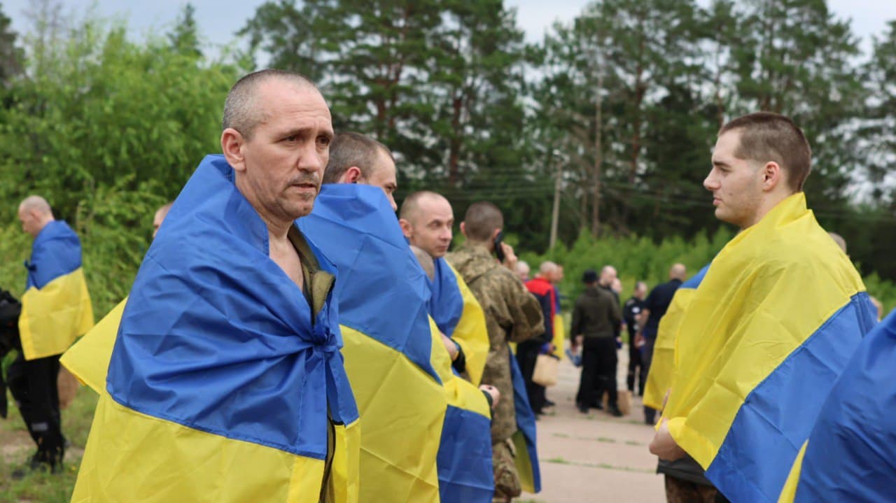 Звільнені з полону 4 липня воїни.