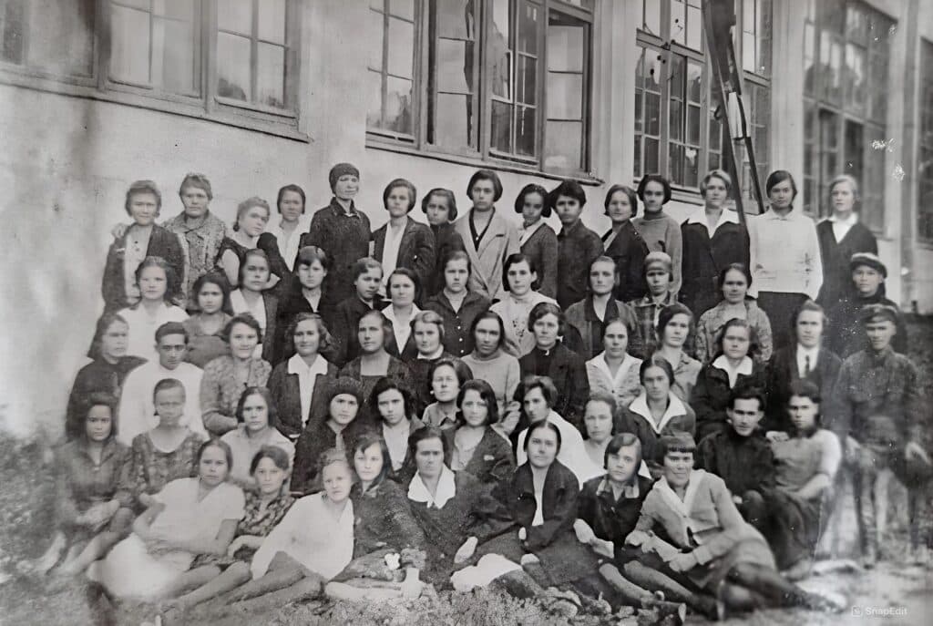 Робітниці фабрики. (1920-ті - 1930-ті роки). Джерело – «Стара Полтава»