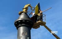 У центрі Полтави триває заміна прапорів на Монументі Слави (ФОТО)