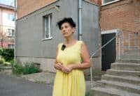 «Квартира була як погріб». Як під Полтавою відбудовуються жителі постраждалого від ракетного обстрілу будинку (ФОТО)