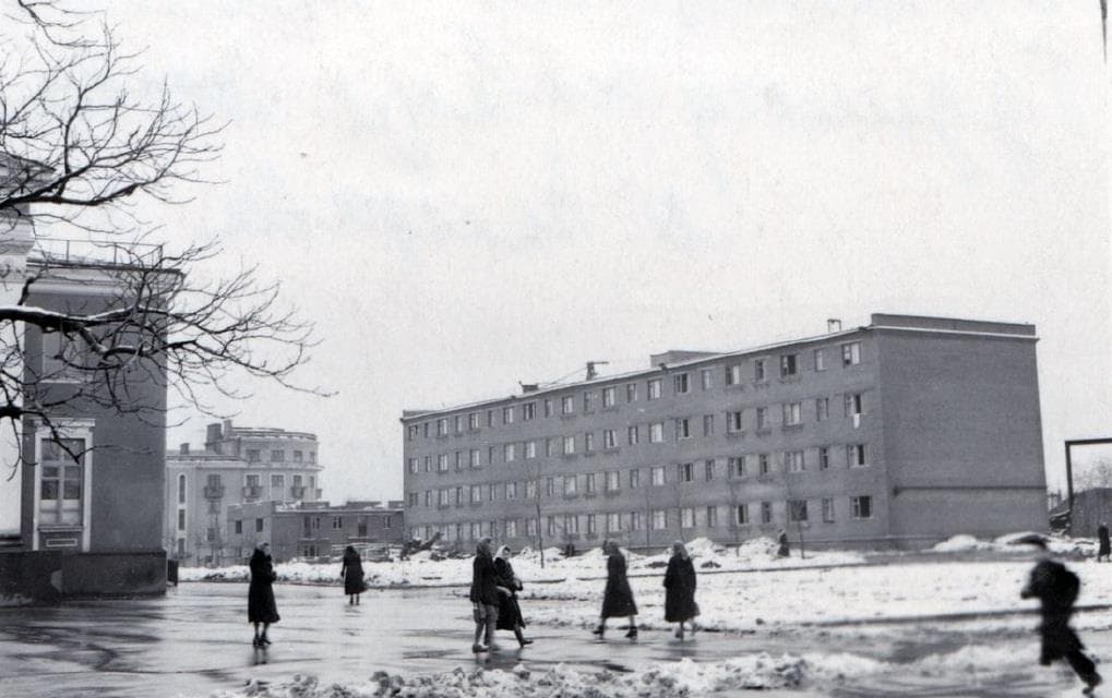 Задній план (багатоповерхова будівля) – житло бавовнянопрядильників. На передньому плані зправа фасад ОЦЕВУМа. Джерело – «Стара Полтава»