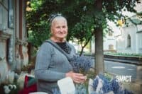 «Квіти мене рятують». Історія полтавки, яка вже 30 років продає букети біля Спаської церкви