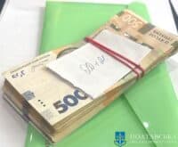Коштовні годинники й купу готівки знайшли під час обшуків у фігурантів корупційної схеми на Полтавщині