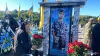 «Ми так тіло і не знайшли». У Кременчуці створили першу символічну могилу старшого машиніста судна «Донбас»