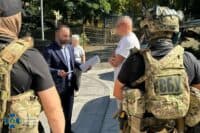 Під час обшуків у працівника ТЦК та лікарів ВЛК на Полтавщині знайшли майже 4 мільйони гривень готівкою