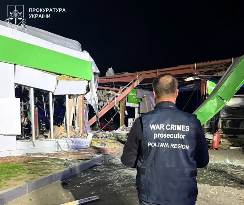 Слідчі фіксують воєнний злочин. Документування наслідків обстрілу під Полтавою Фото – Полтавська обласна прокуратура