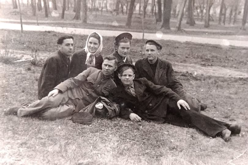 Робітники фабрики на перерві. 1952 рік. Джерело: Стара Полтава