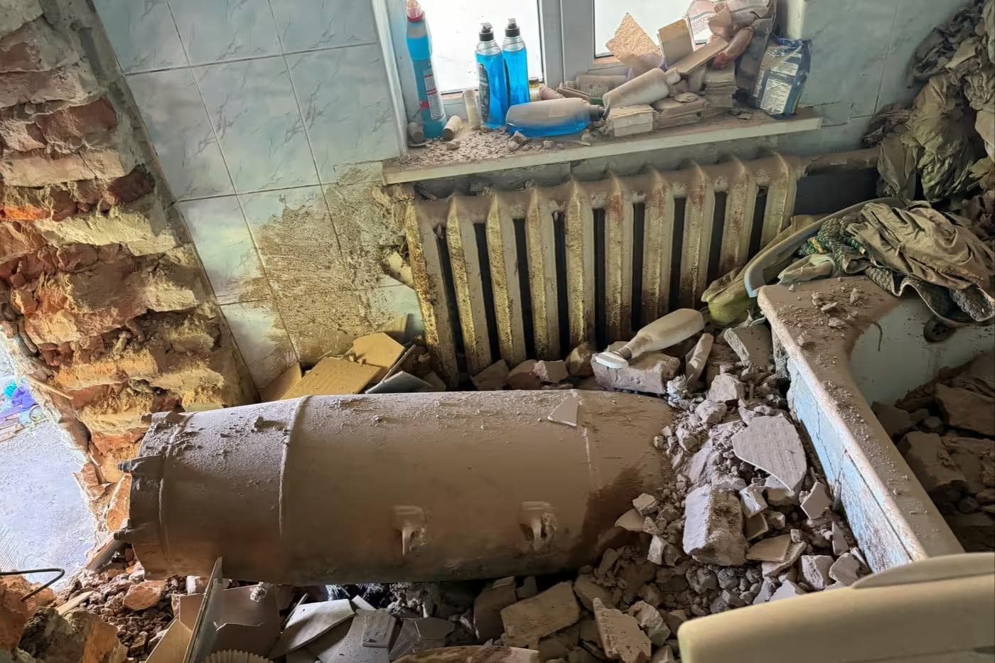 Російська бомба в житловому будинку у Харкові