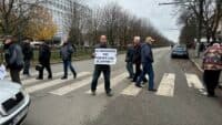 Протест у центрі Полтави: військові пенсіонери з вимогами на 10 хвилин перекрили дорогу