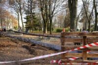 У Корпусному парку в Полтаві кладуть плитку за майже 10 мільйонів гривень