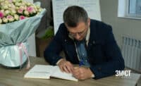 У Полтаві розігрують книгу з підписом Дмитра Кулеби