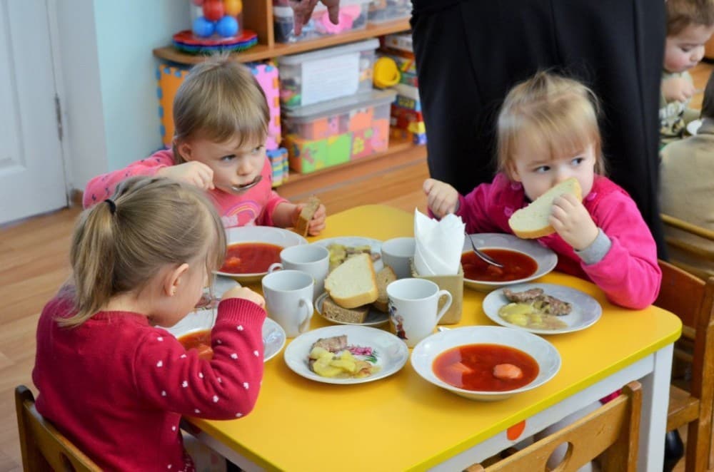 Сніданок у дитячому садку