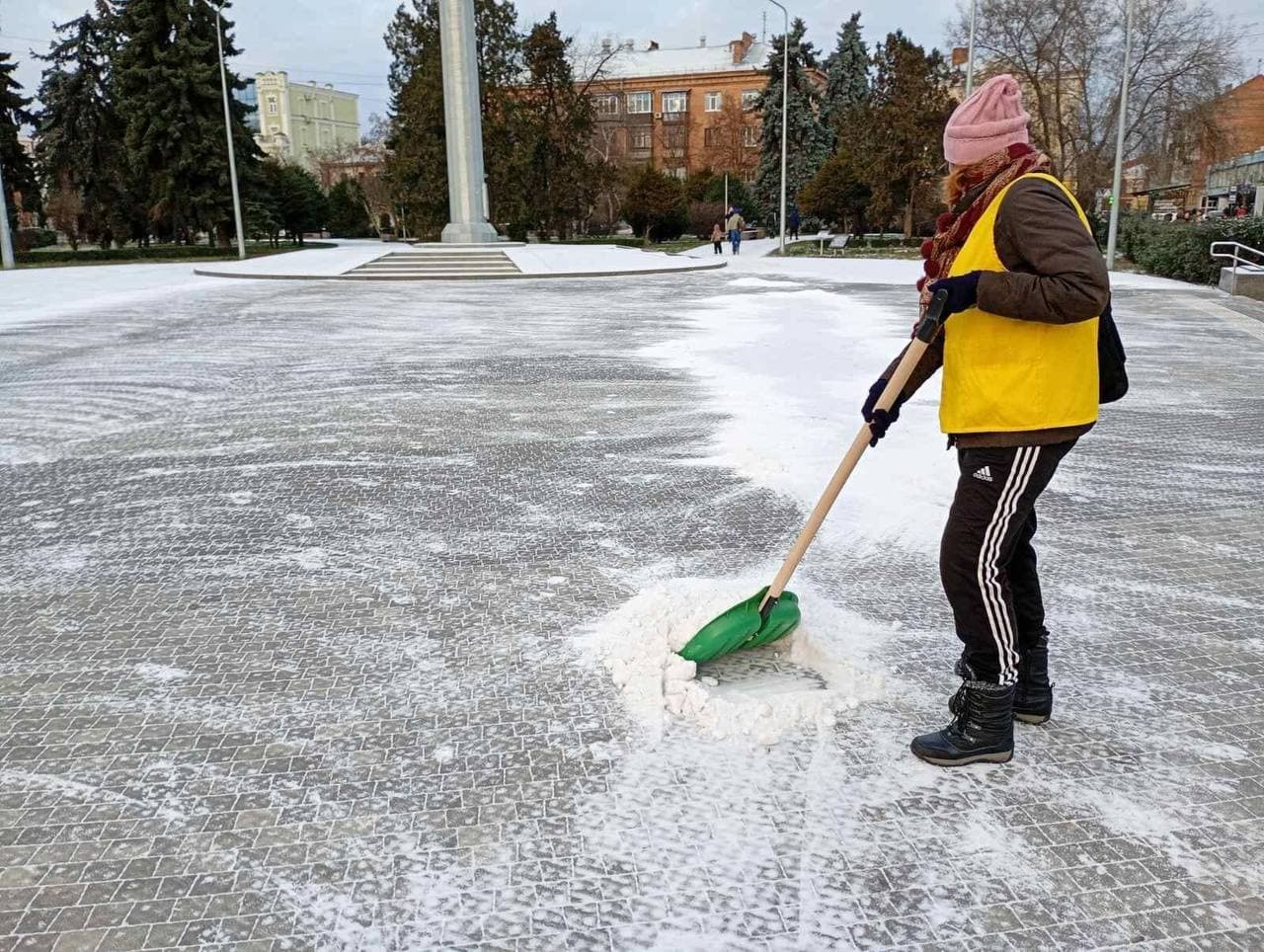 Комунальники прибирають вулиці міста