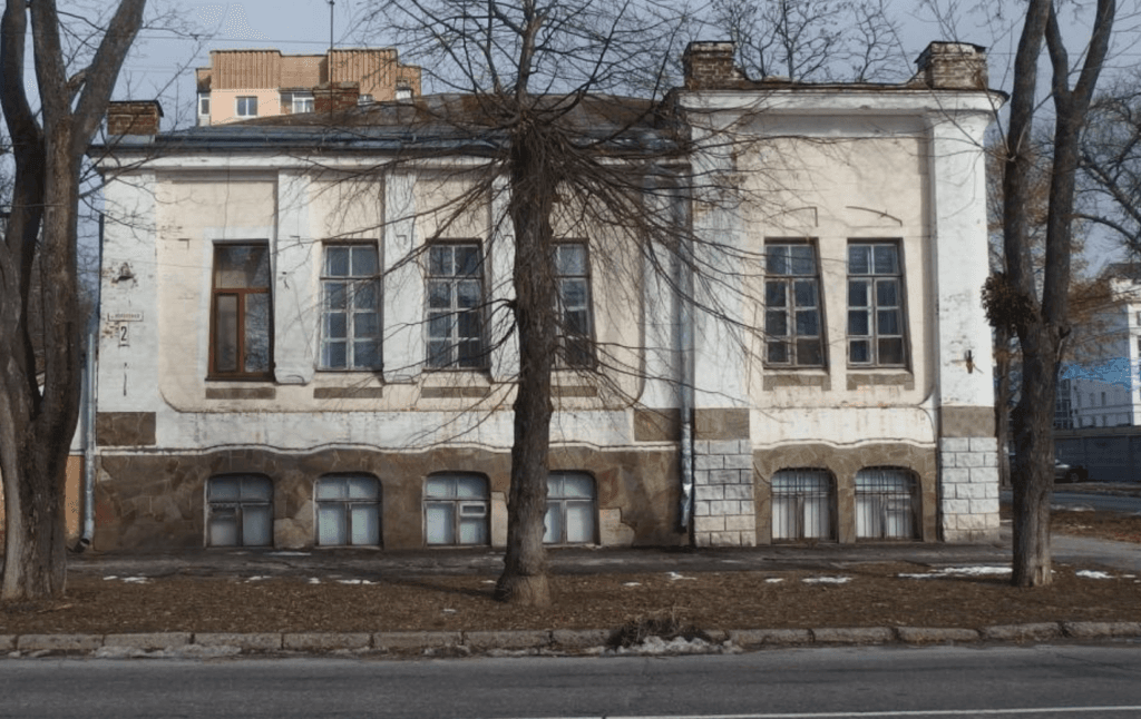 Грошей на памʼятки – немає. Як рятують міський особняк на вулиці Короленка