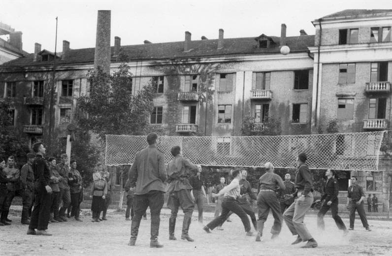 Радянські та американські солдати в авіамістечку. 1944 рік
