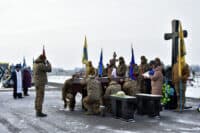 Громада Полтавщини провела в останню путь воїна, який загинув унаслідок артобстрілу (ФОТО)