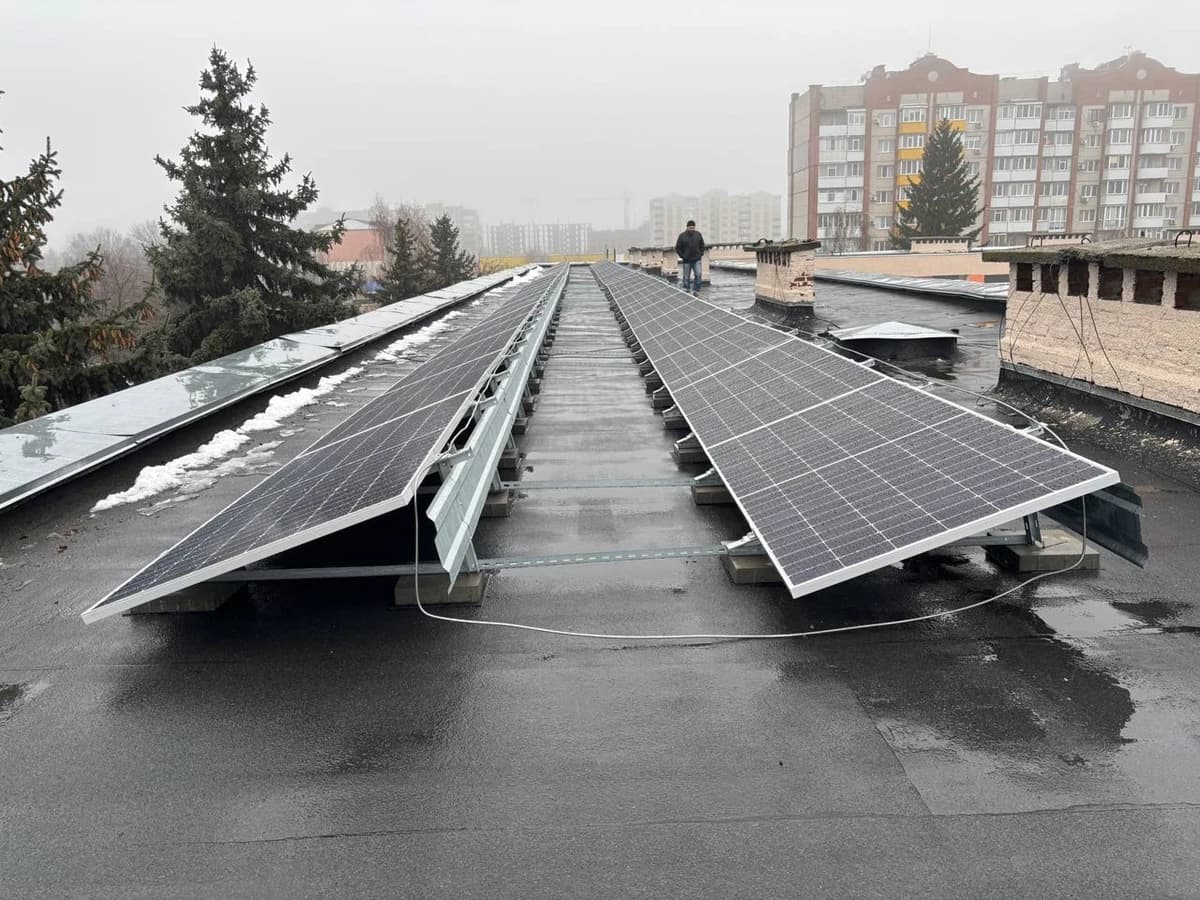 Встановлення сонячних панелей на даху Миргородського ліцею імені Івана Зубковського
