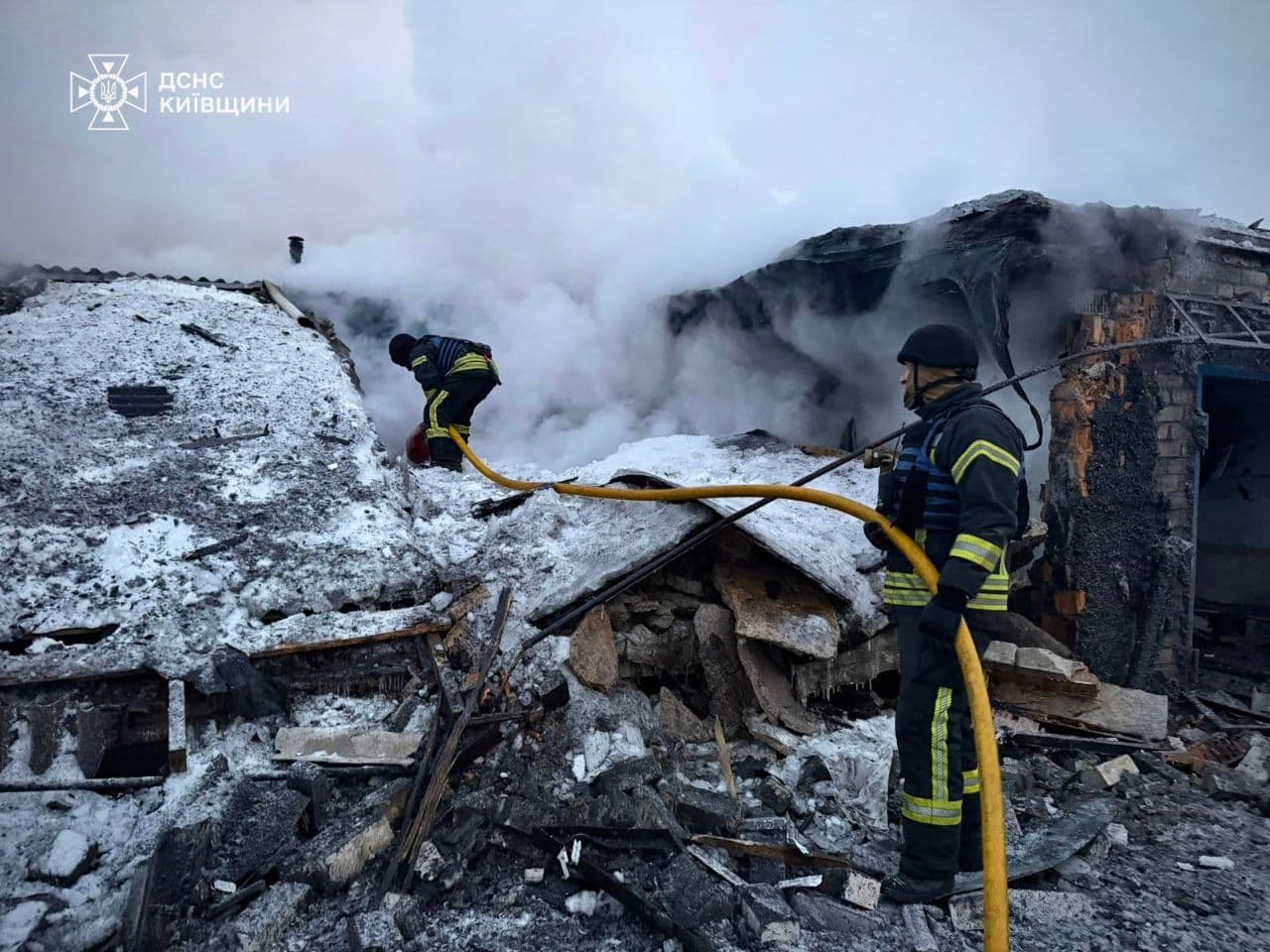 Ілюстративне фото. Ліквідація наслідків обстрілу в Києві