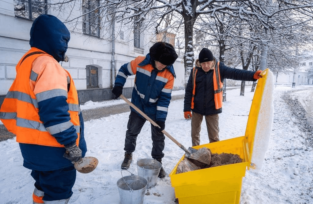 Полтавські комунальники використовують нові контейнери для ліквідації наслідків негоди і  пересипають піщано-сольову суміш у відра із спеціалізованих контейнерів