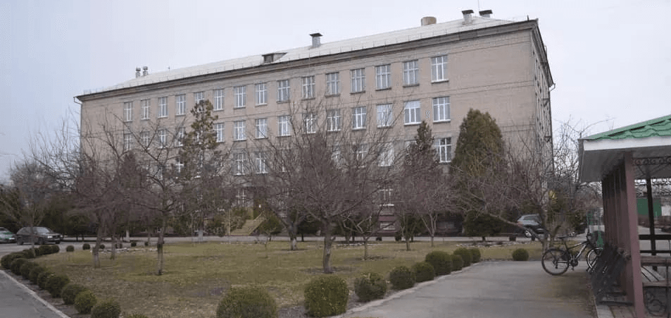 Нинішній стан будівлі у Кременчуці Ескіз ремонту ліцею в Кременчуці: розрив контракту 