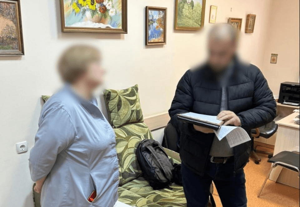 Лікарів підозрюють у незаконному отриманні грошей