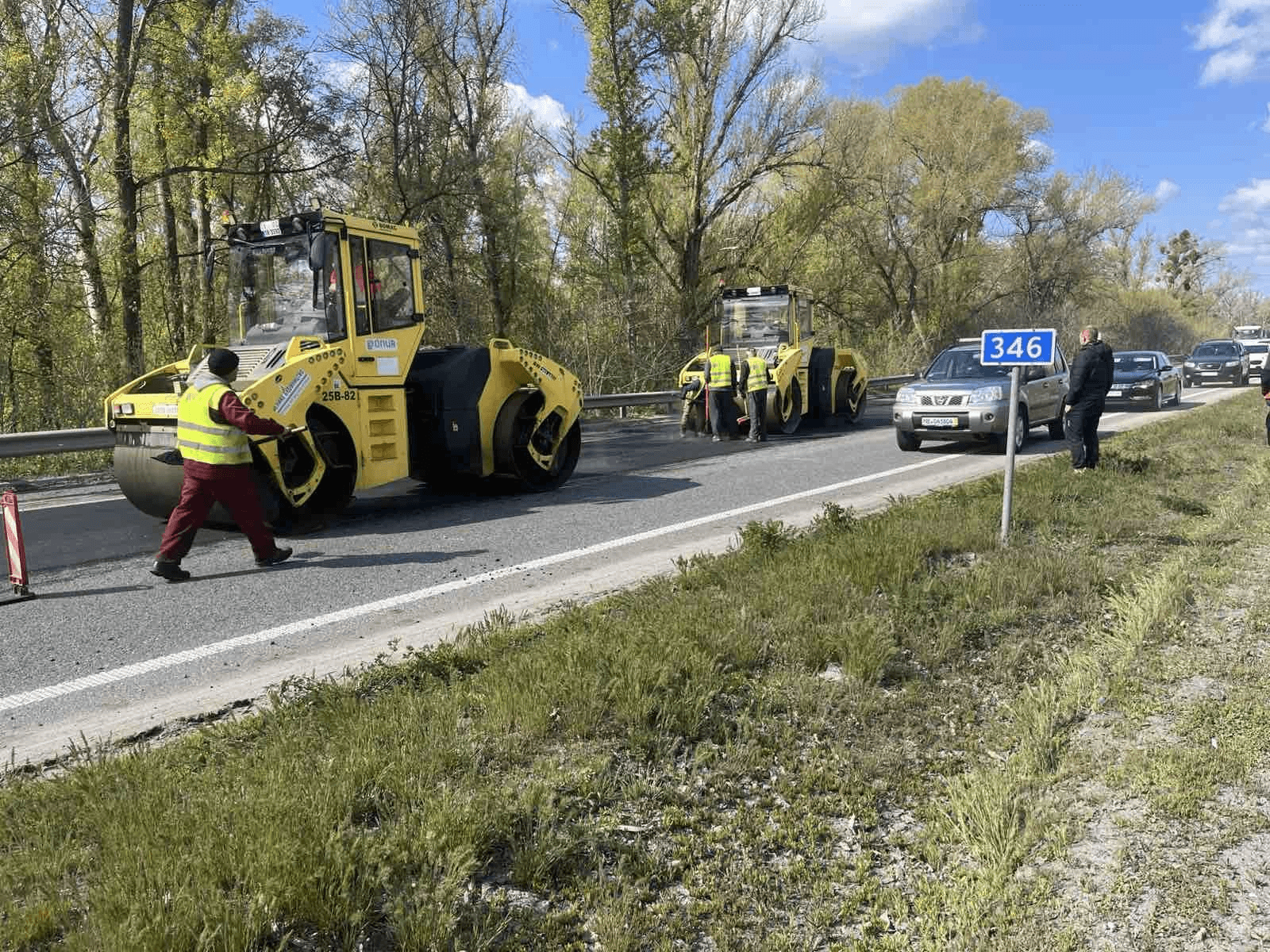 Відновлення покриття на дорозі в селі Копили