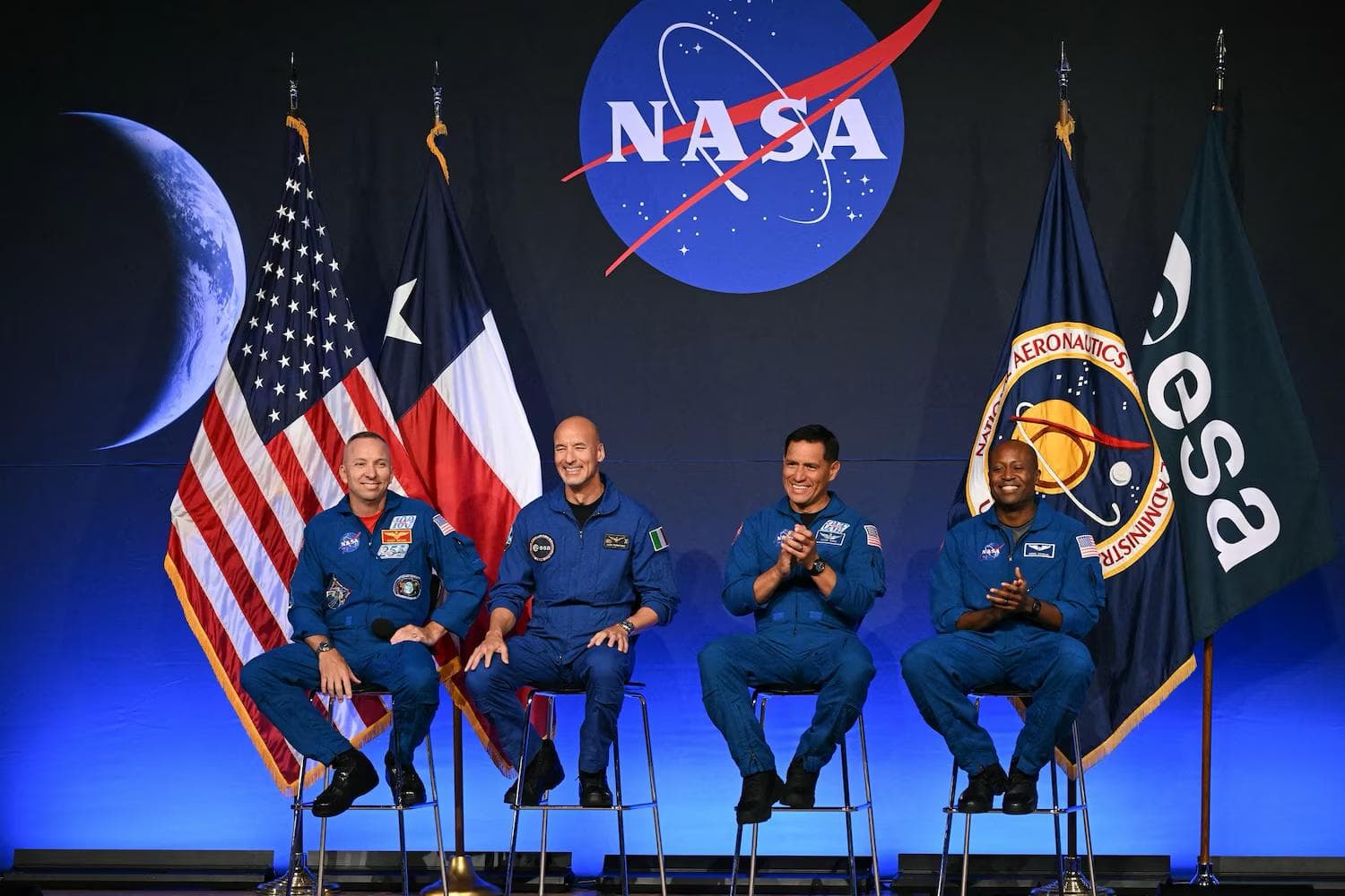 Командир, астронавт NASA Ренді Бреснік, пілот, астронавт ESA Лука Пармітано, спеціаліст місії, астронавт NASA Френк Рубіо та спеціаліст місії, астронавт NASA Андре Дуглас виступають під час пресконференції, на якій оголосили екіпаж місії Artemis III в Космічному центрі імені Джонсона NASA в Г’юстоні, штат Техас, 9 червня 2026 року