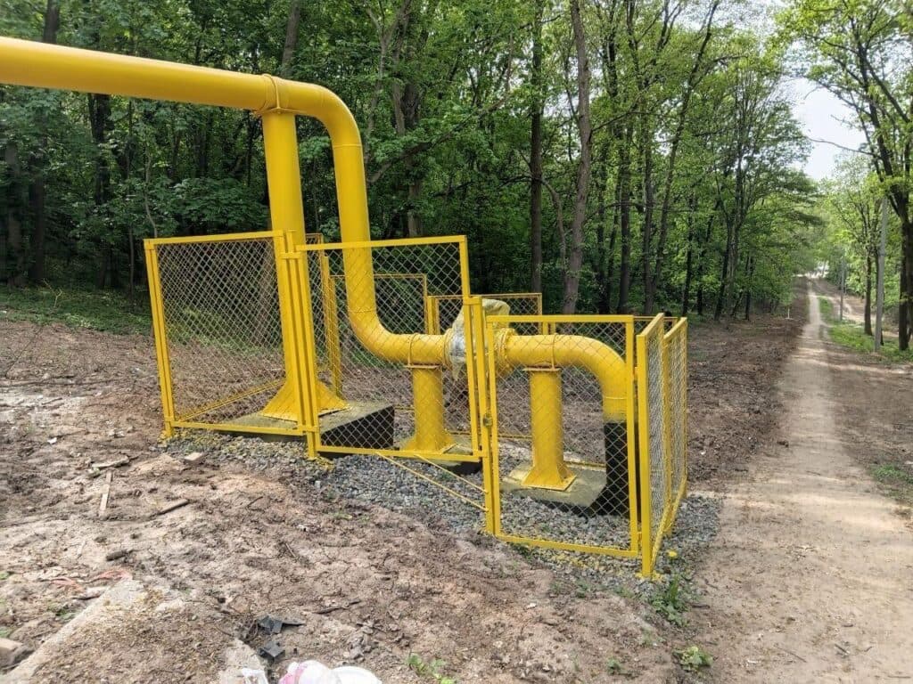 Надземна ділянка газопроводу на серпантині Монастирської гори в Полтаві, де з січня 2024 року рух перекритий через зсув ґрунту. Фото: «Полтавщина»