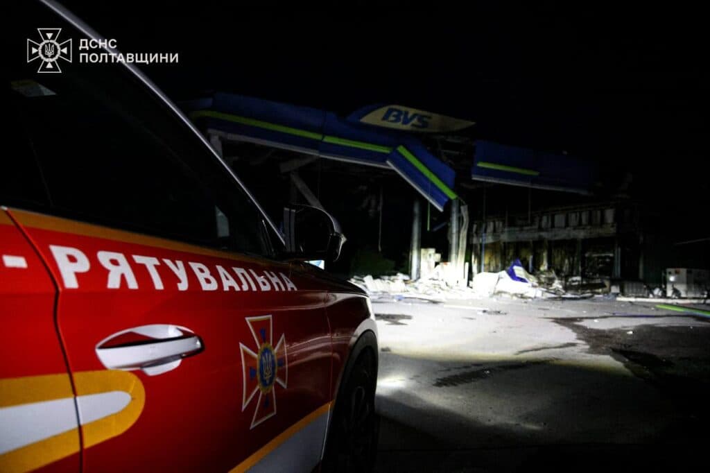 Рятувальники запобігли катастрофі, що назрівала через обстріл Полтавщини (ФОТО)