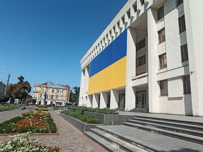 Простір біля бібліотеки
