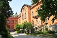Дворик полтавського краєзнавчого музею приймає відвідувачів